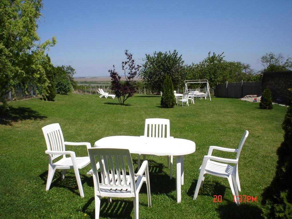 Szuts Panzio Bed & Breakfast Fertorakos Exterior photo
